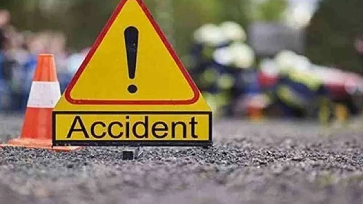 सावन में निशान चढ़ाकर लौट रहे तीन कांवड़ियों को रोडवेज बस ने मारी टक्कर, तीनों गंभीर घायल।