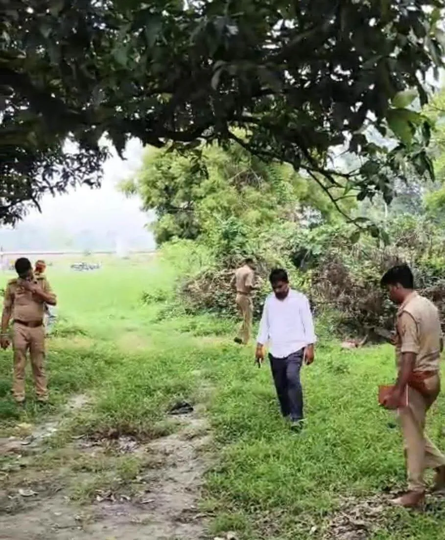 बाग की झाड़ियों में मिला 22 वर्षीय अज्ञात युवक का शव।