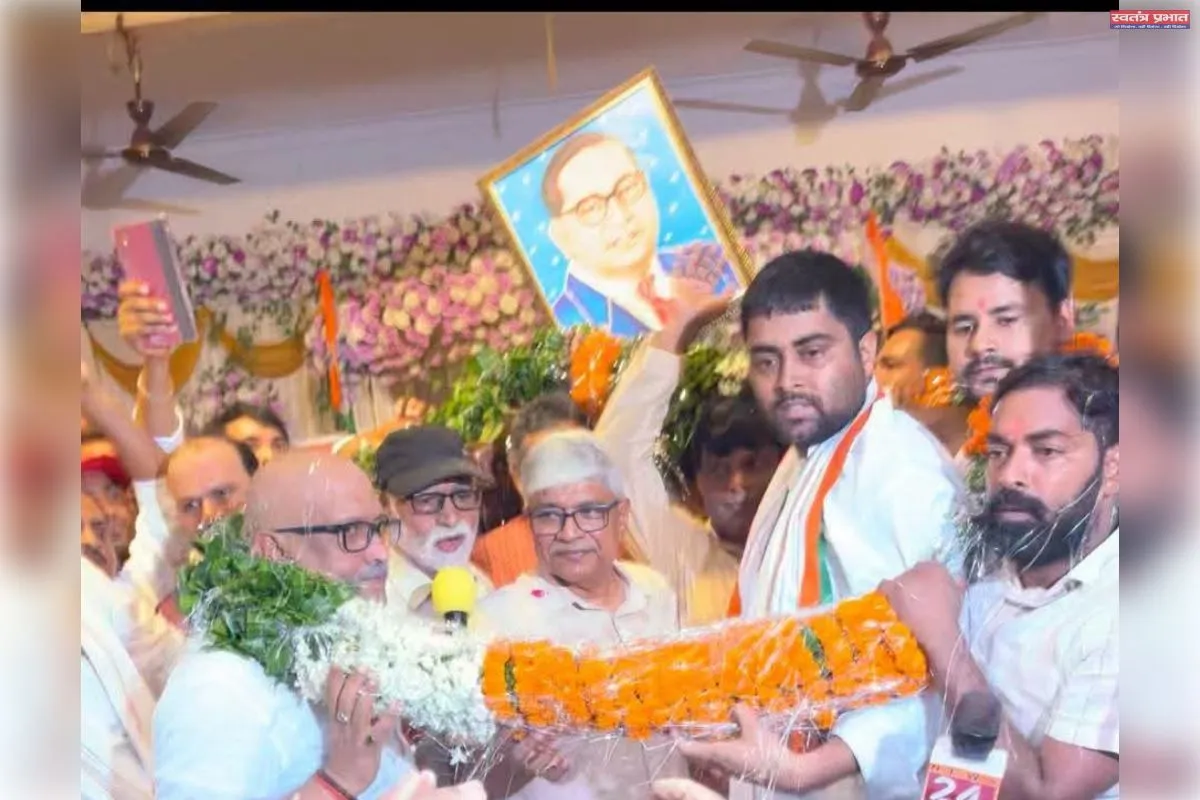 इलाहाबाद विश्वविद्यालय के पूर्व छात्र नेता रजनीश सिंह 'रिशु' समर्थकों संग कांग्रेस में शामिल।