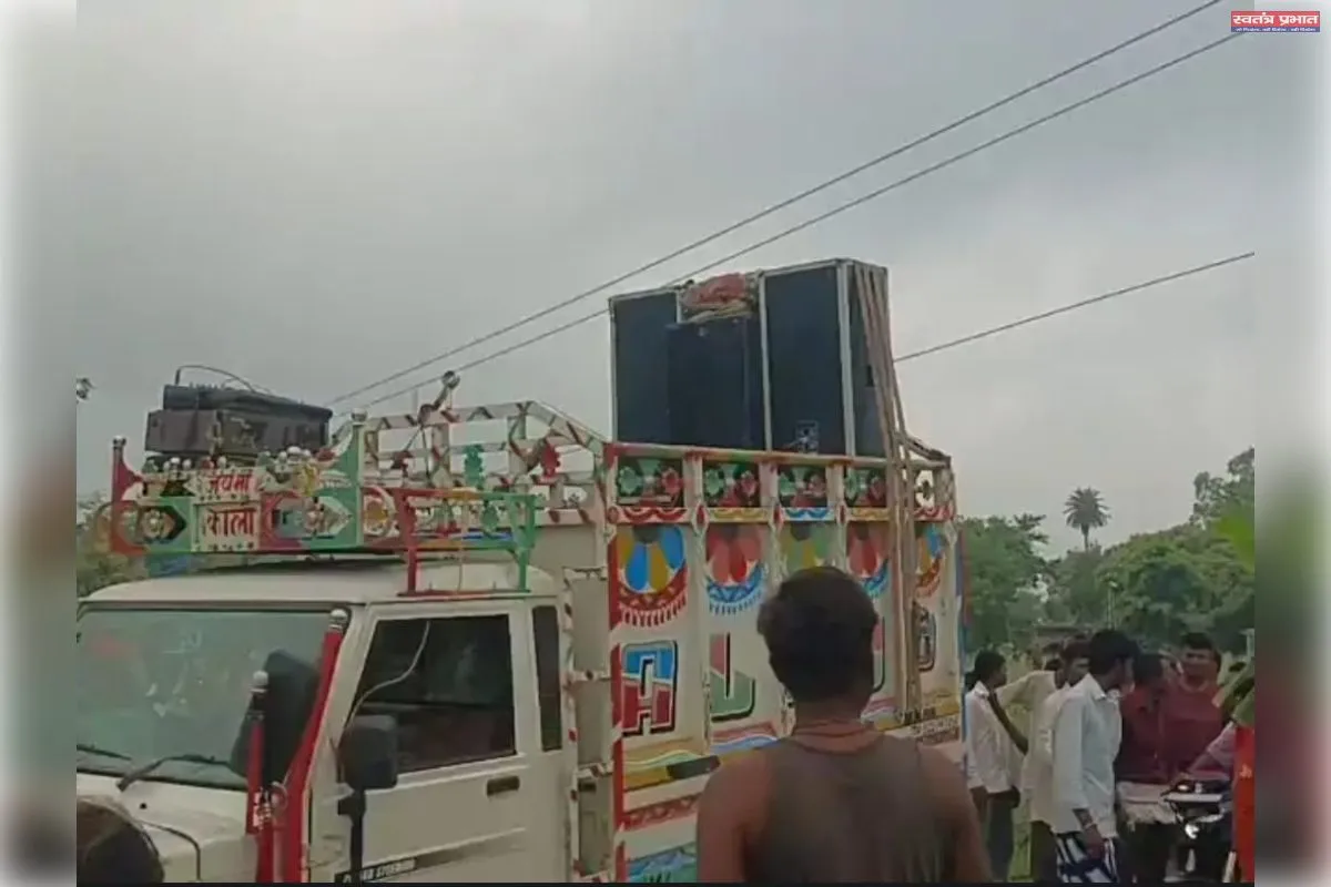 डीजे हाईटेंशन लाइन से टकराया दो लोगों की हुई मौत चार लोग झुलसे मचा कोहराम