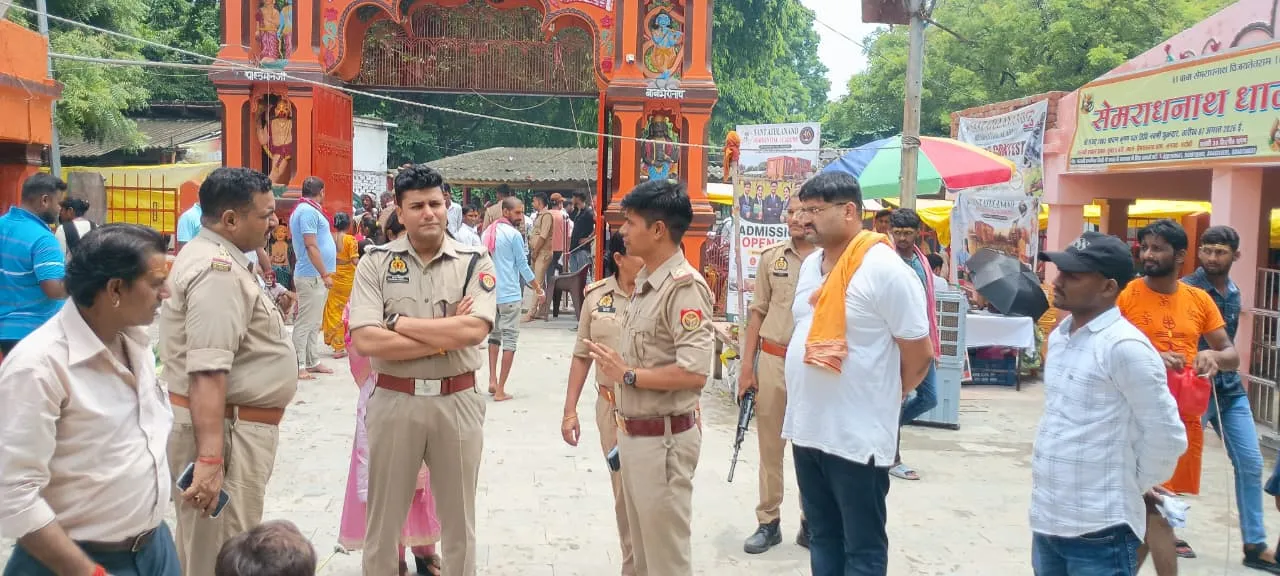 ए एस पी शुभम अग्रवाल  भदोही द्वारा श्रावण मास के प्रथम सोमवार के अवसर पर जनपद में स्थित विभिन्न धार्मिक स्थलों (प्रसिद्ध शिव मंदिरों) का निरीक्षण कर सुरक्षा एवं कानून-व्यवस्था का लिया गया जायजा ।