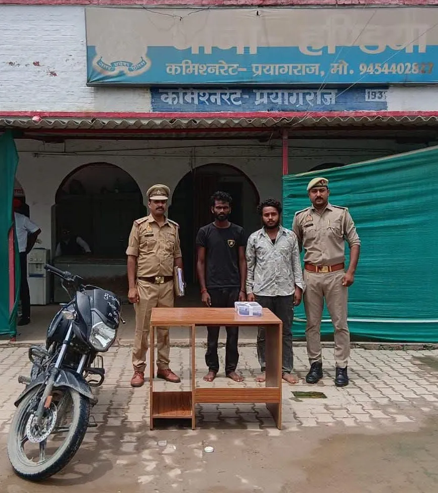 हण्डिया पुलिस ने दो शातिर अभियुक्त किया गिरफ्तार, चोरी की बाइक और अवैध तमंचा बरामद।