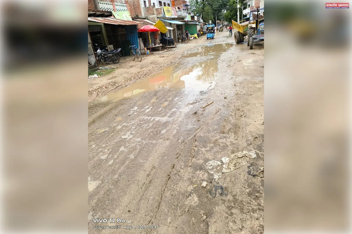 बेलन बरौंधा मार्केट में जलभराव, राहगीरों और दुकानदारों को भारी परेशानी