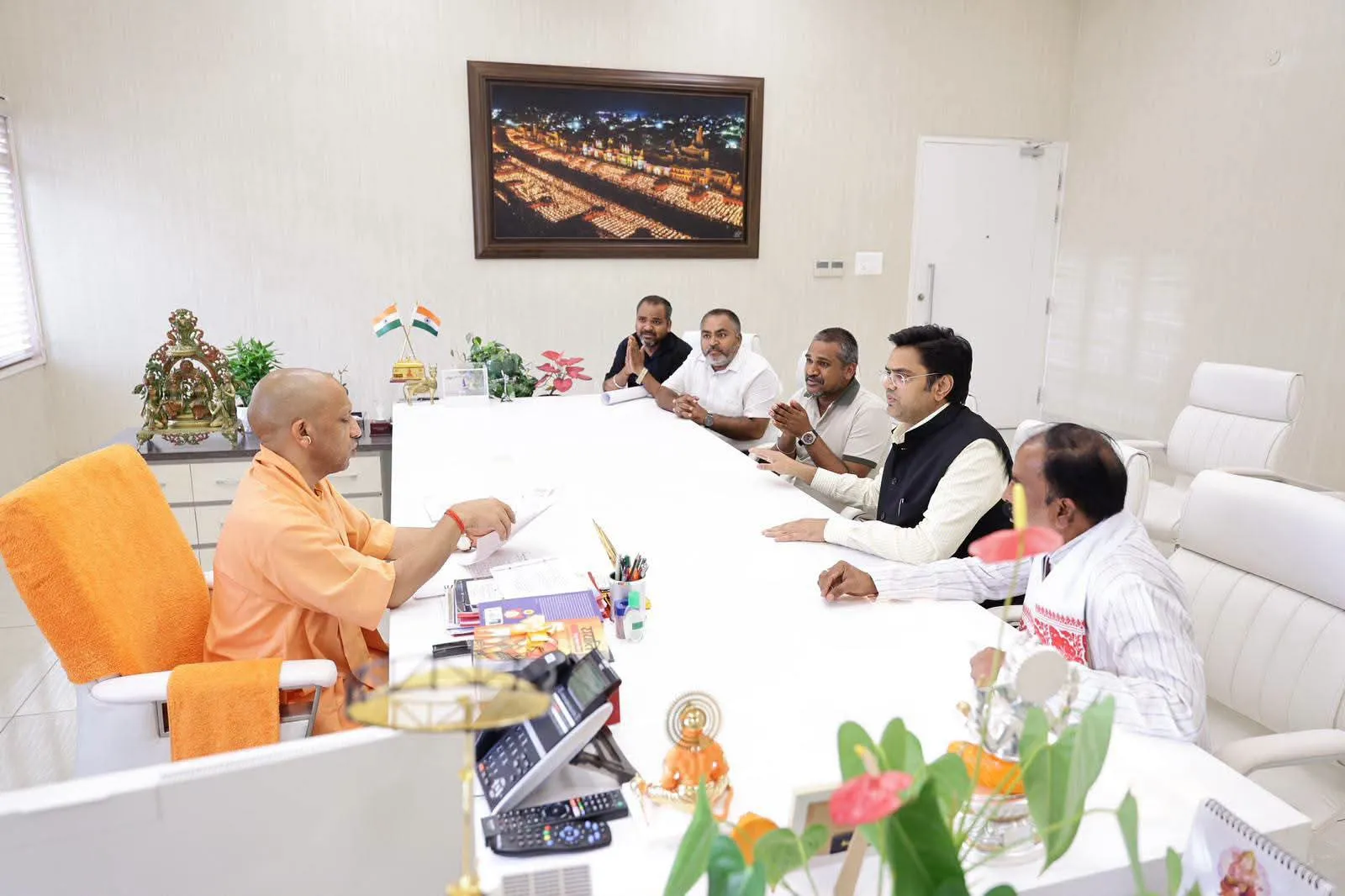 गोरखपुर ख़जनी वैभव वर्मा हत्याकांड: में आरोपियों की अवैध संपत्ति पर कार्रवाई की मांग, उत्तर प्रदेश मुख्यमंत्री से  मिला पीड़ित परिवार