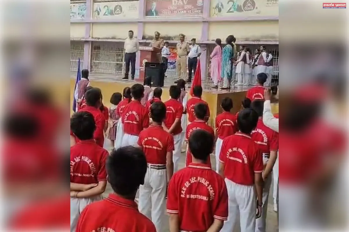 डी ए वी इंटर कॉलेज के छात्र छात्राओं को दी गई यातायात नियमों की जानकारी।      
