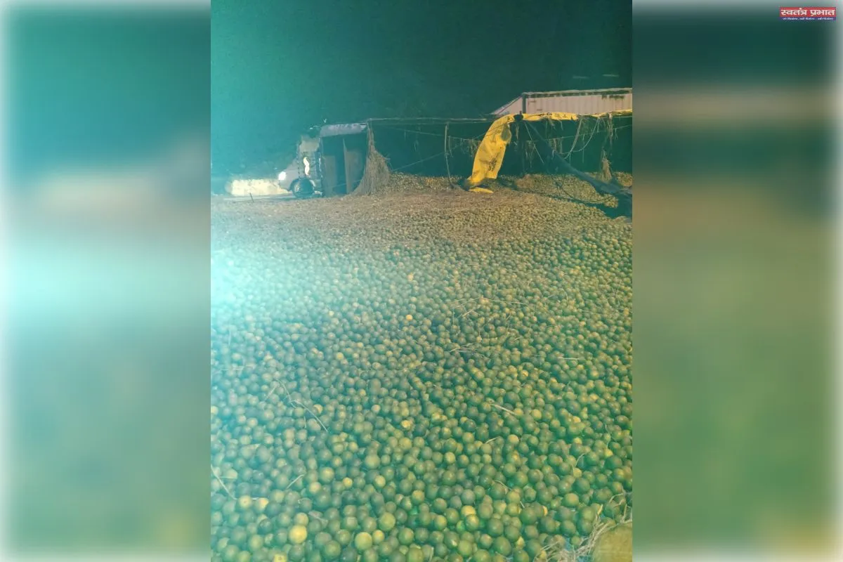 NH-135 ड्रमंडगंज घाटी के बड़का मोड़ पर संतरा लदा ट्रक पलटा, सुरक्षा इंतजामों पर उठे सवाल