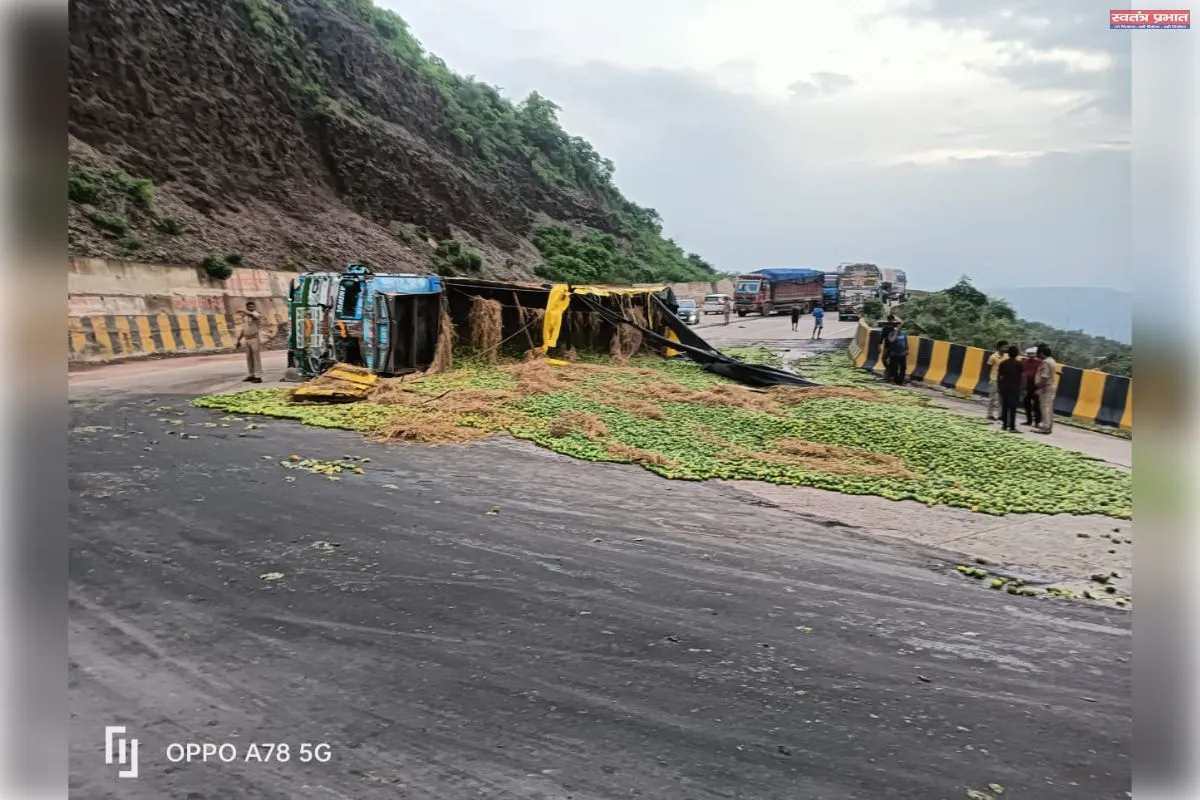 NH-135 ड्रमंडगंज घाटी के बड़का मोड़ पर संतरा लदा ट्रक पलटा, सुरक्षा इंतजामों पर उठे सवाल