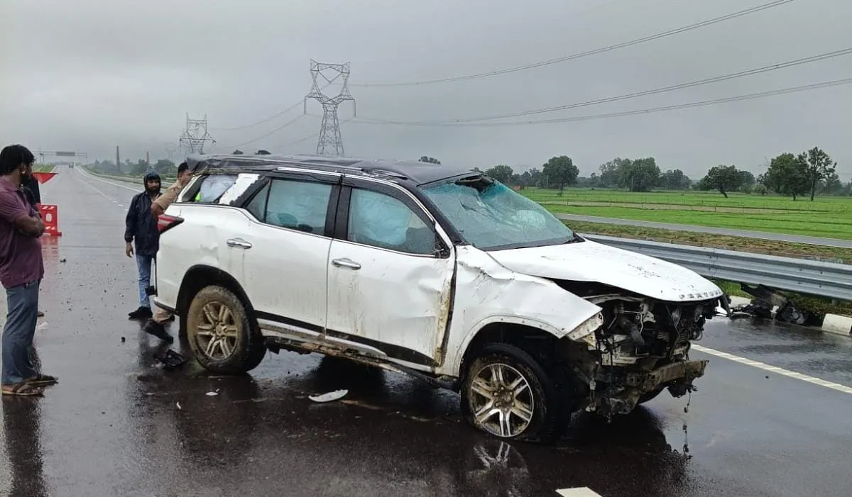 गंगा एक्सप्रेसवे पर फॉर्च्यूनर पलटी, चालक समेत चार घायल