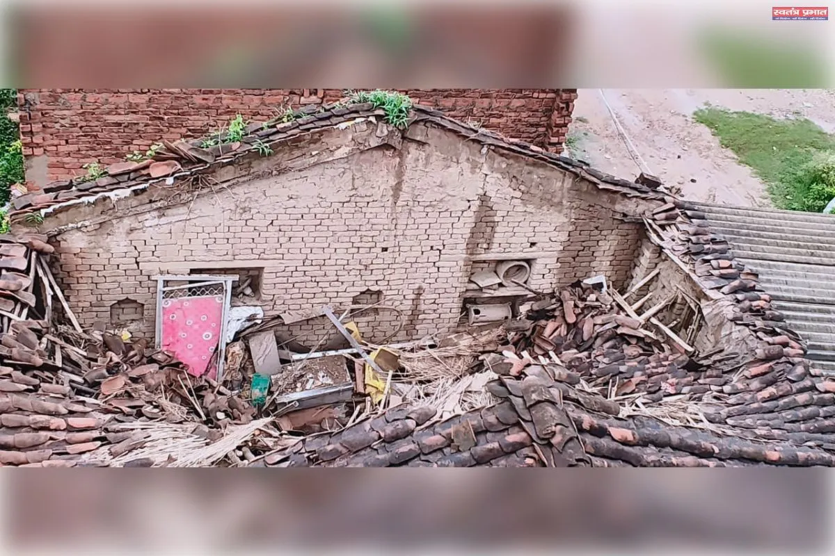 पर जलजमाव से ढहा मकान, कार्यदाई संस्था की लापरवाही पर उठे सवाल