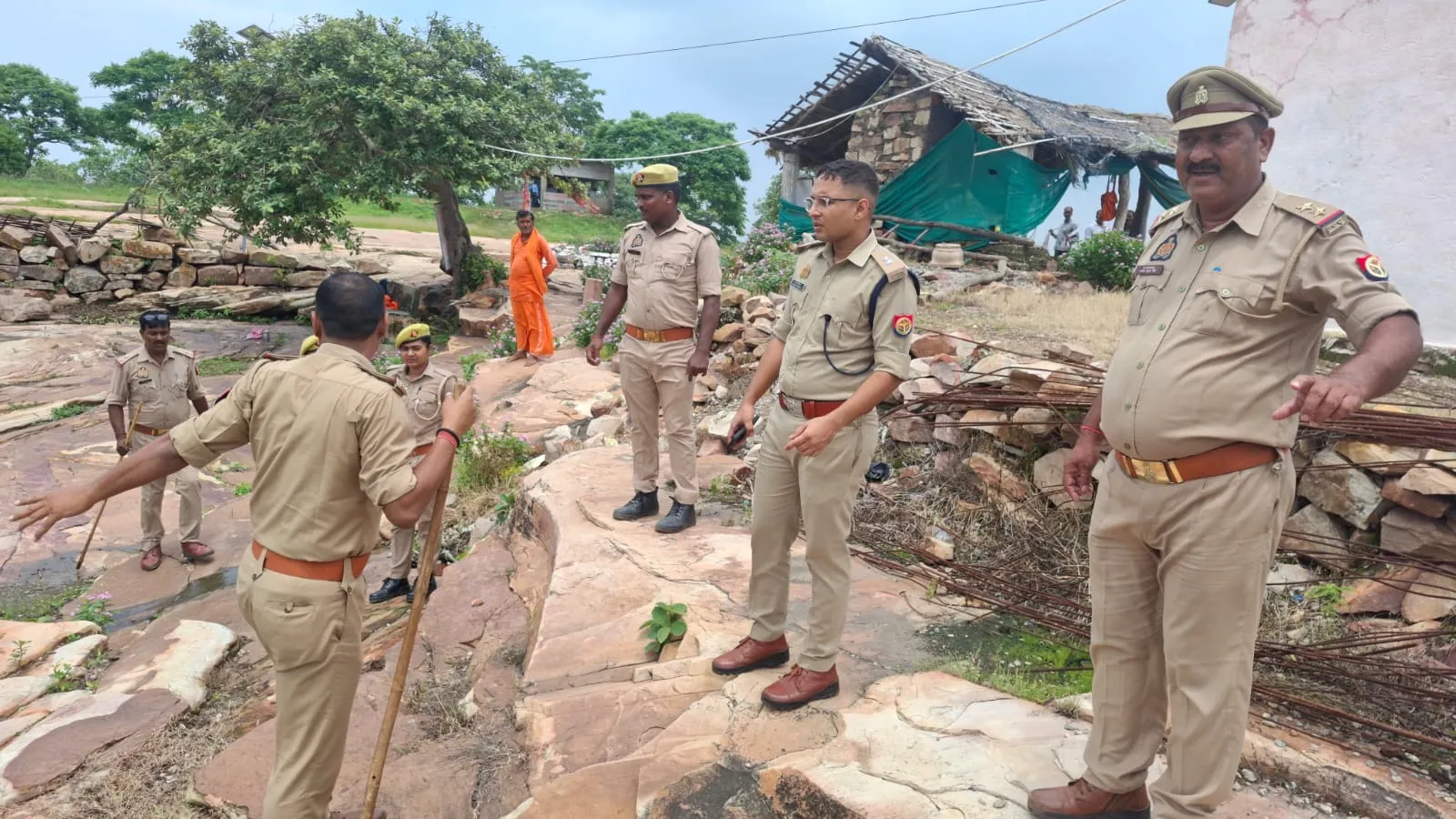 श्रावण मास एवं कांवड़ यात्रा के दृष्टिगत अपर पुलिस अधीक्षक (ऑपरेशन) सोनभद्र द्वारा विजयगढ़ किला का निरीक्षण