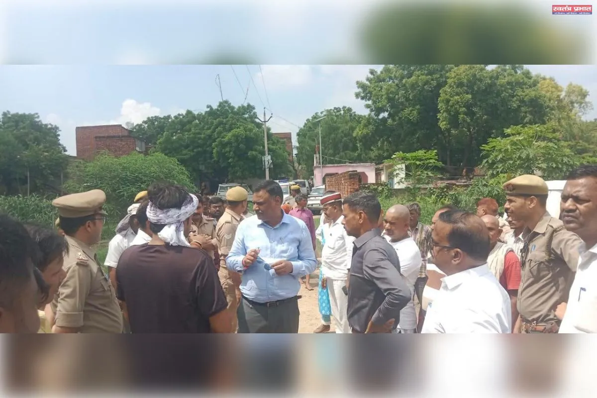 पुल निर्माण के दौरान खोदे गए गड्ढे में डूबने से दो मासूमों की मौत, कमिश्नर व डीएम ने परिजनों से मिलकर जताई शोक संवेदना
