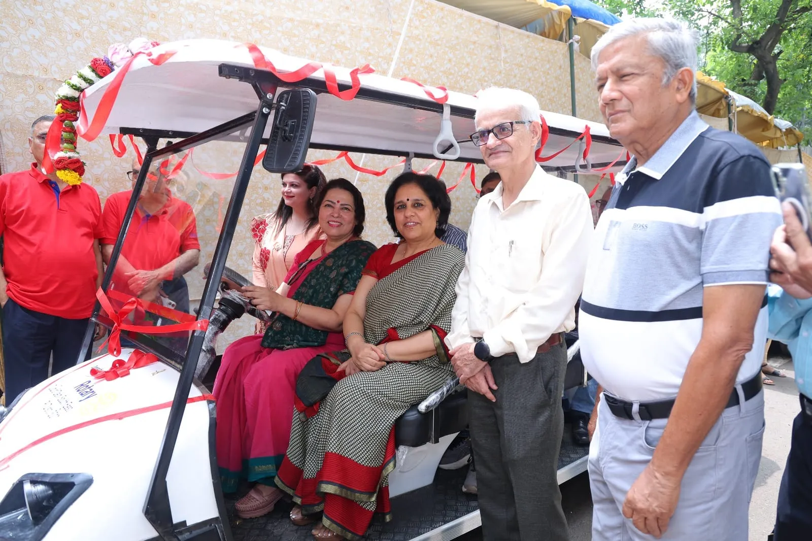 सफदरजंग अस्पताल में मरीजों की राह होगी आसान, रोटरी क्लब ने भेंट की गोल्फ कार्ट