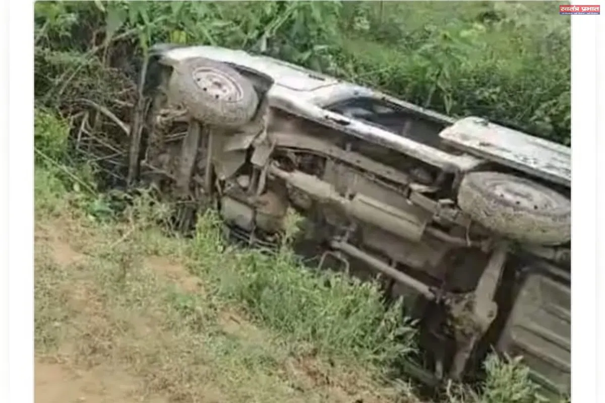 कच्चे रास्ते पर फिसली स्कूल वैन, पलटने से मची अफरातफरी