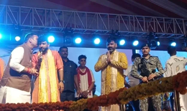 फुटहिया चौराहा पर भव्य कांवड़ महोत्सव: भोजपुरी सुपरस्टार पवन सिंह को देखने उमड़ा जनसैलाब