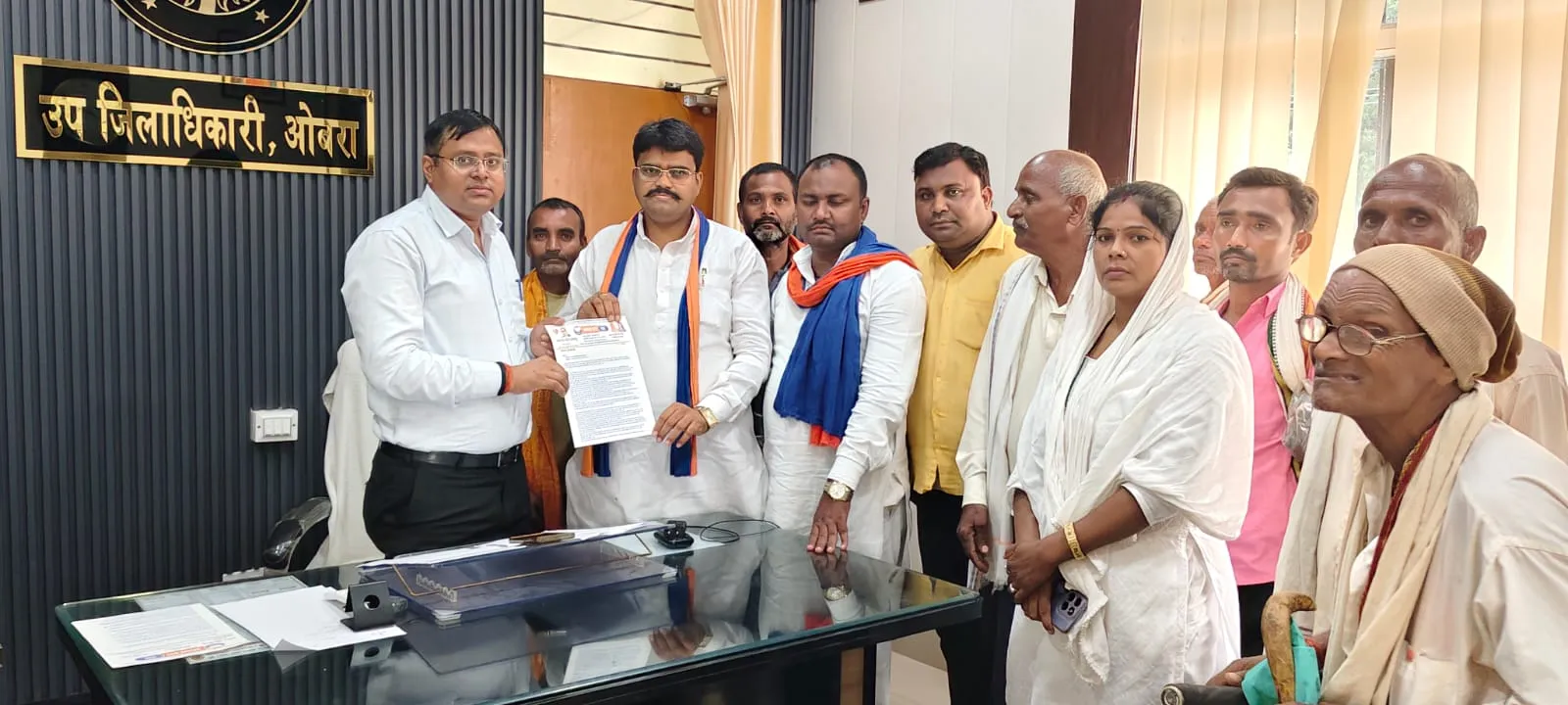 300 वर्षों से अधिक पुरानी भूमि के मामले में न्याय की उम्मीद, एसडीएम ओबरा को सौंपा ज्ञापन