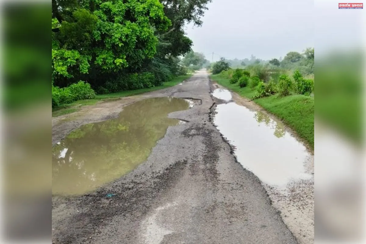 जर्जर नहर पटरी की सड़क बनी ग्रामीणों के लिए मुसीबत