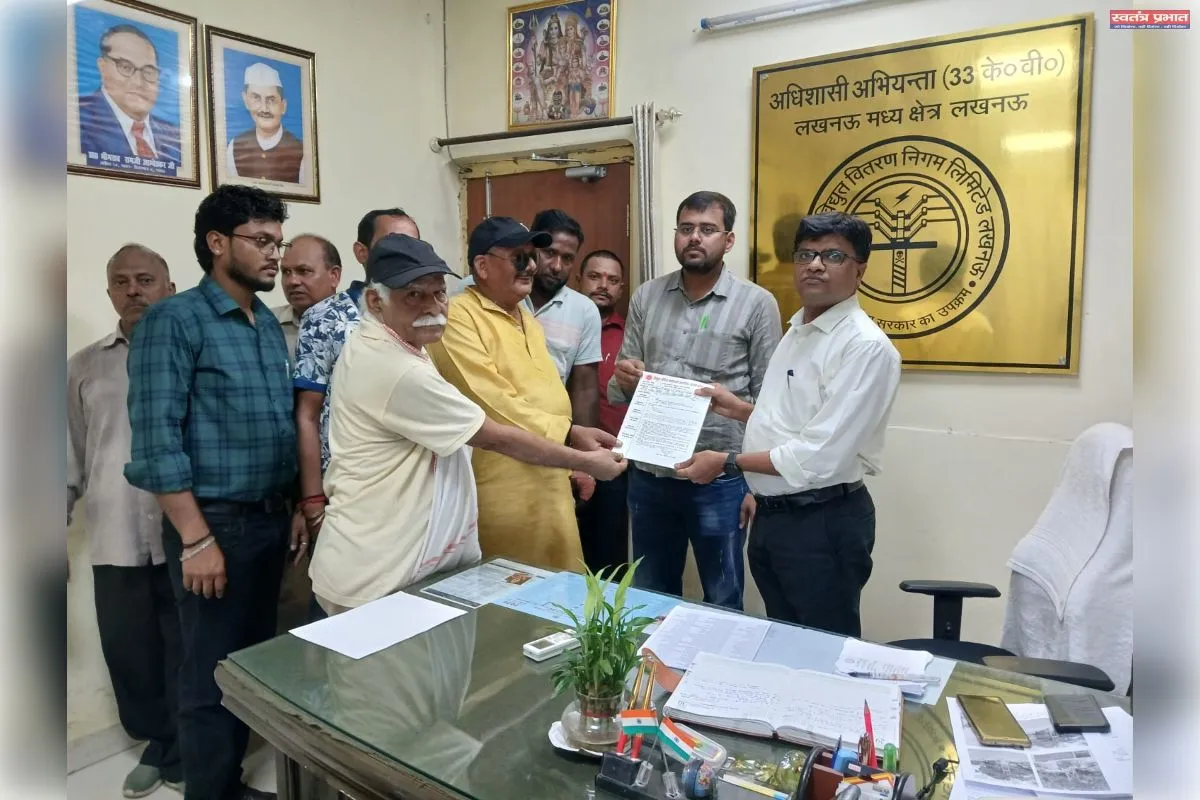 लखनऊ में विद्युत संविदा कर्मचारियों का सत्याग्रह, 14 मांगों को लेकर सौंपा ज्ञापन