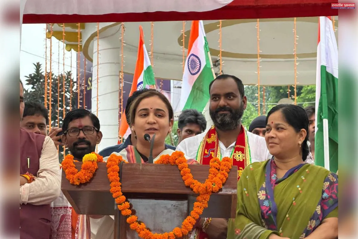 अंबेडकर नगर में गूंजा राष्ट्रभक्ति का स्वर, हजारों भाजपा कार्यकर्ताओं ने निकाली भव्य दिव्य तिरंगा यात्रा