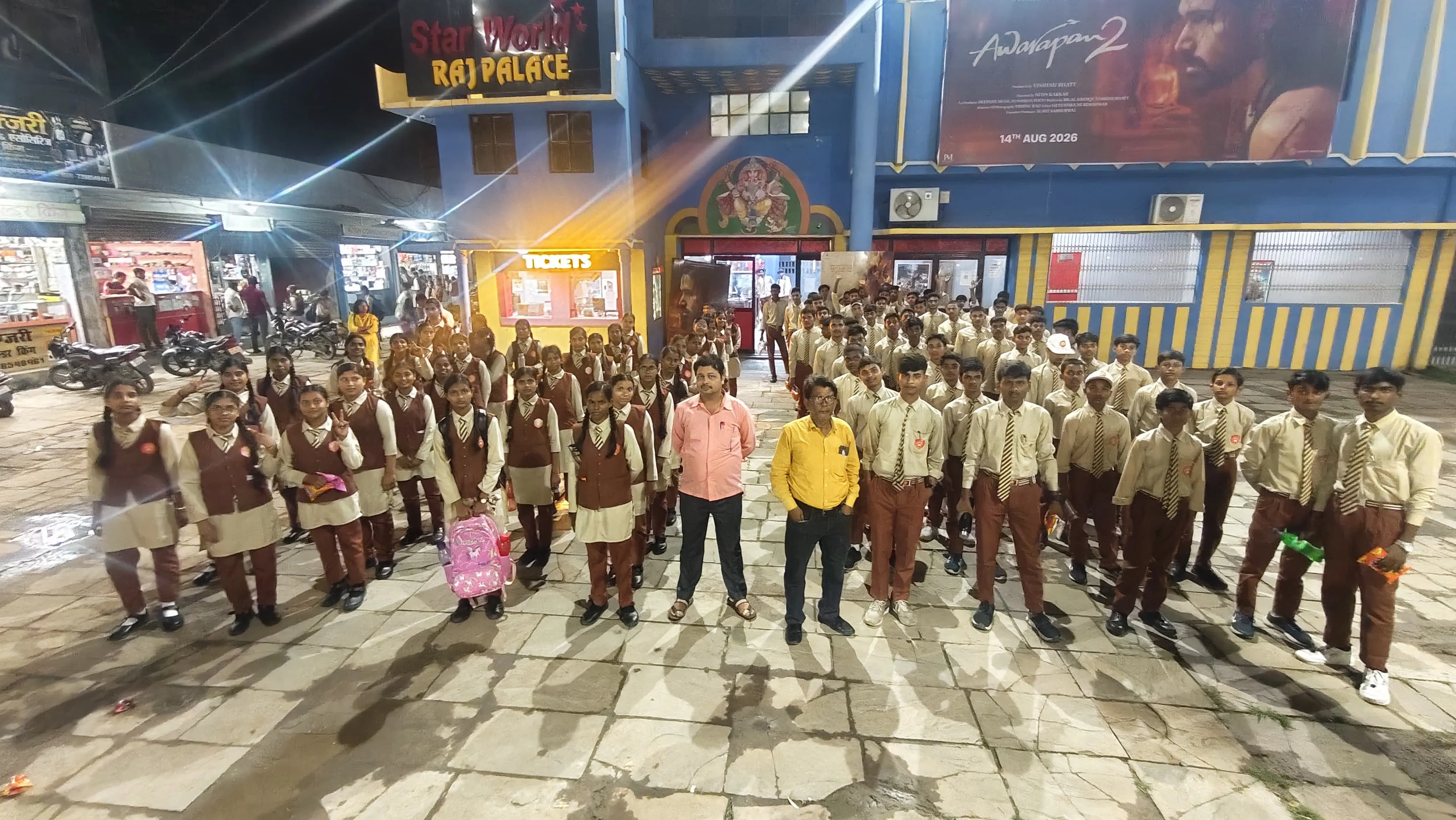 बड़े पर्दे पर वीरता की गाथा देख भावविभोर हुए बच्चे, गूंजा ‘राष्ट्र प्रथम’ का भाव