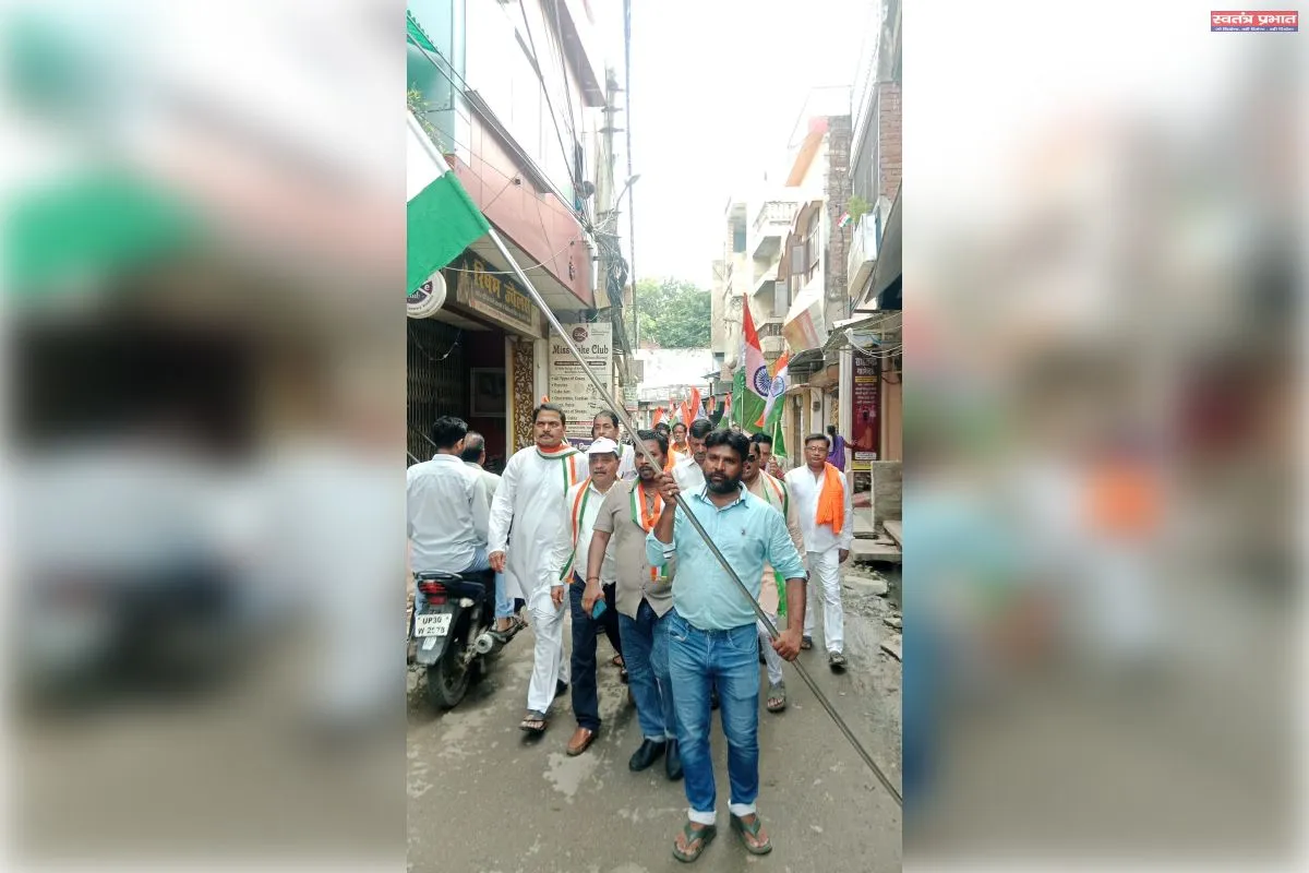 सहादतगंज उद्योग व्यापार मंडल द्वारा  निकाली गई तिरंगा यात्रा  