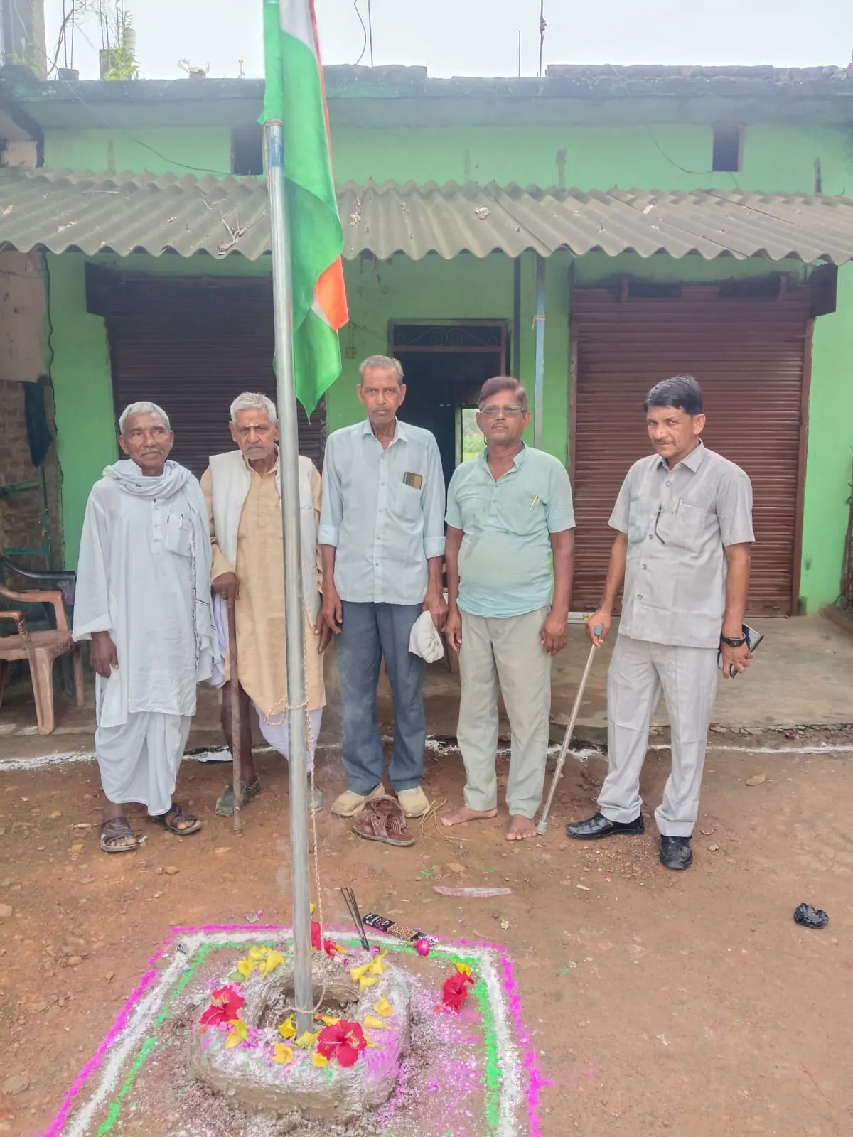 स्वतंत्रता दिवस पर  कोन  में कांग्रेसियों ने शहीदों और स्वतंत्रता सेनानियों को किया  नमन
