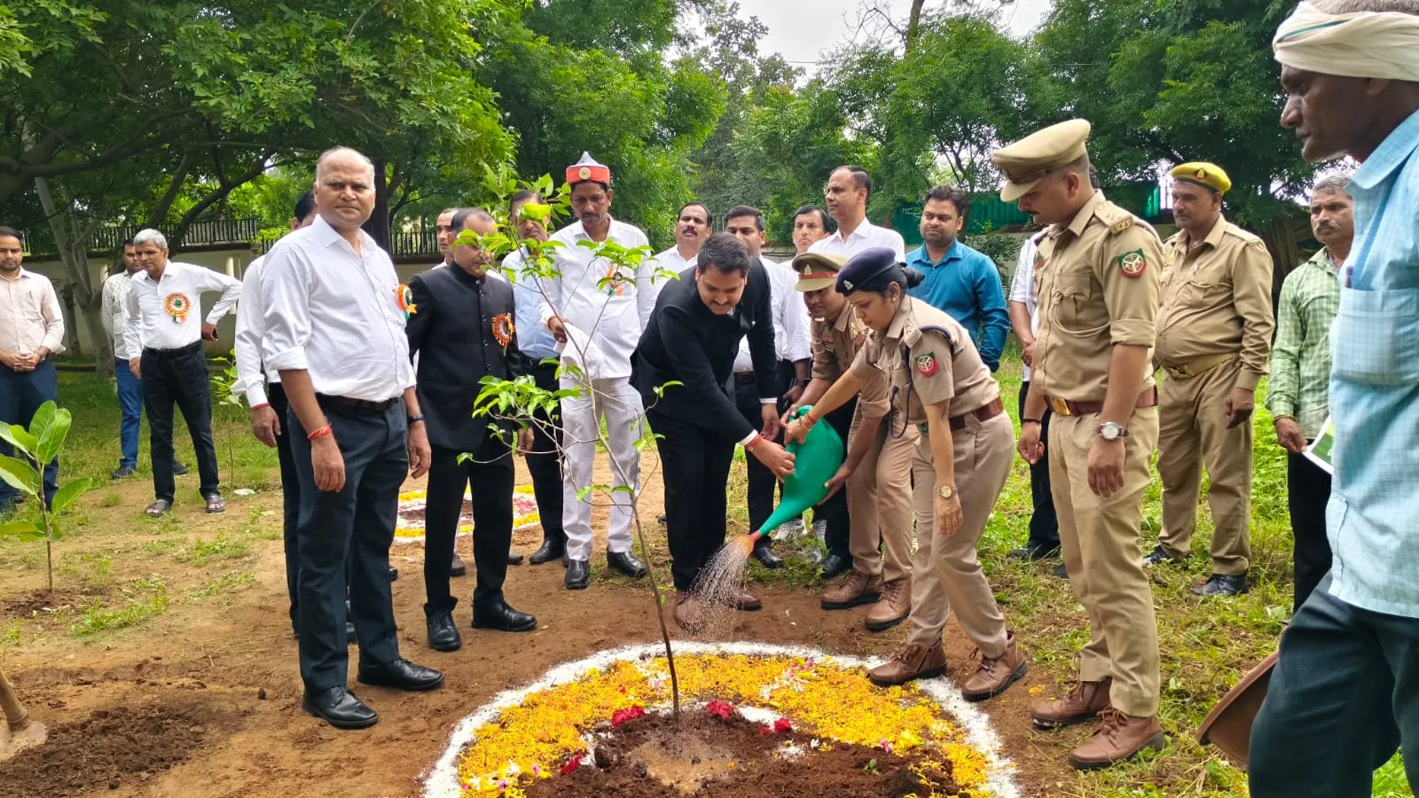 स्वतंत्रता दिवस पर कलेक्ट्रेट परिसर में गूंजा पर्यावरण संरक्षण का संदेश, एक पेड़ मां के नाम अभियान के तहत किया गया पौधरोपण