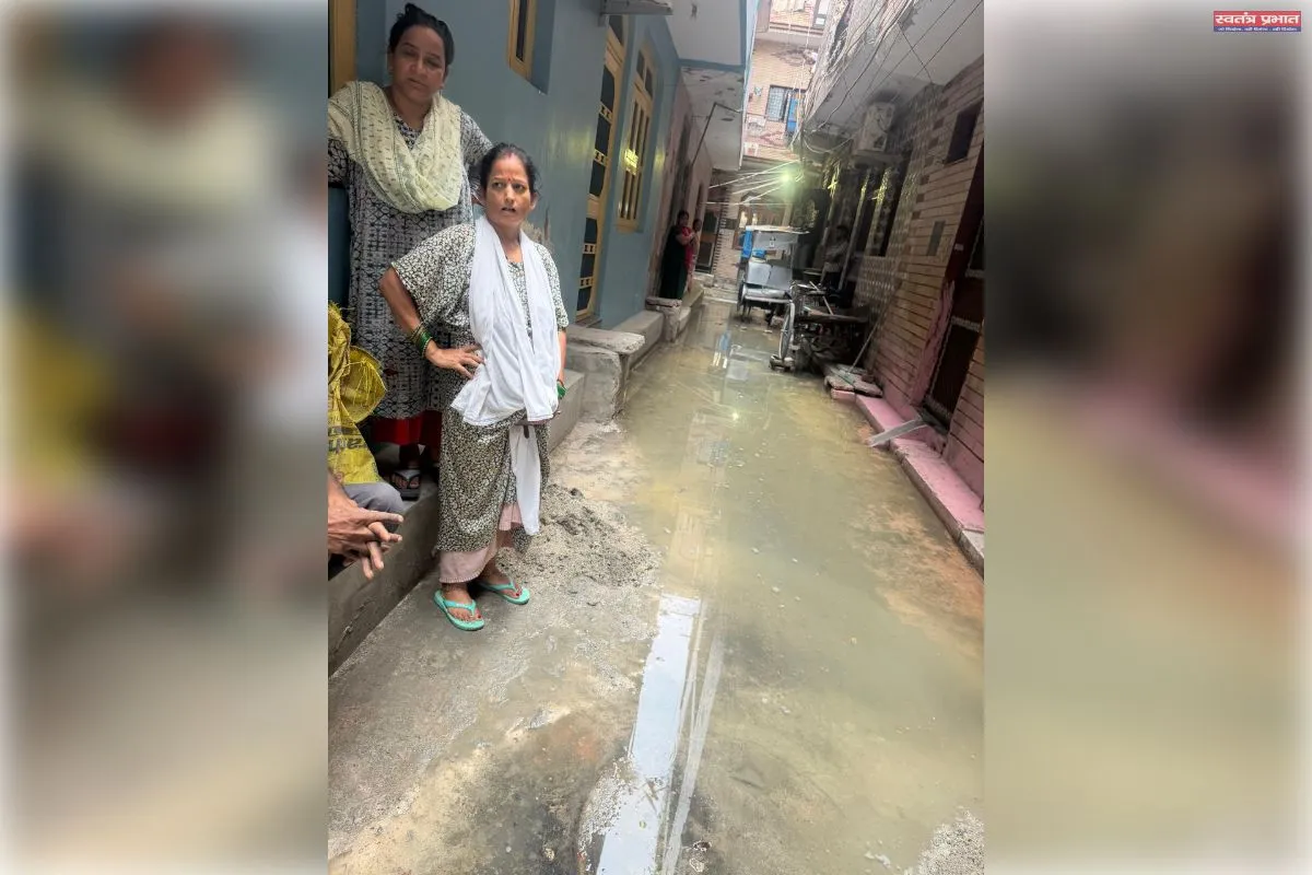 जल बोर्ड की लापरवाही से मधु विहार के लोग नारकीय जीवन जीने को मजबूर : सोलंकी