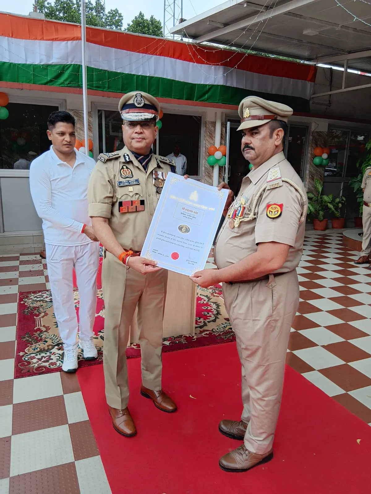 स्वतंत्रता दिवस के अवसर पर सोनभद्र पुलिस के 09 पुलिसकर्मियों को पुलिस महानिदेशक का प्रशंसा चिह्न से किया गया सम्मानित
