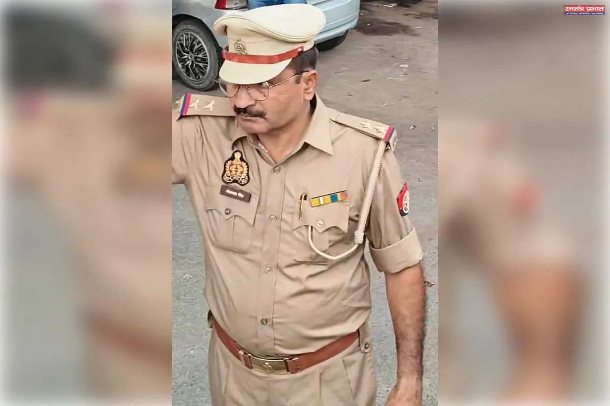 मलिहाबाद में दारोगा प्रकाश व सिपाही आशीष मलिक ने बैरिकेडिंग लगाकर रोकी तिरंगा यात्रा&nbsp;