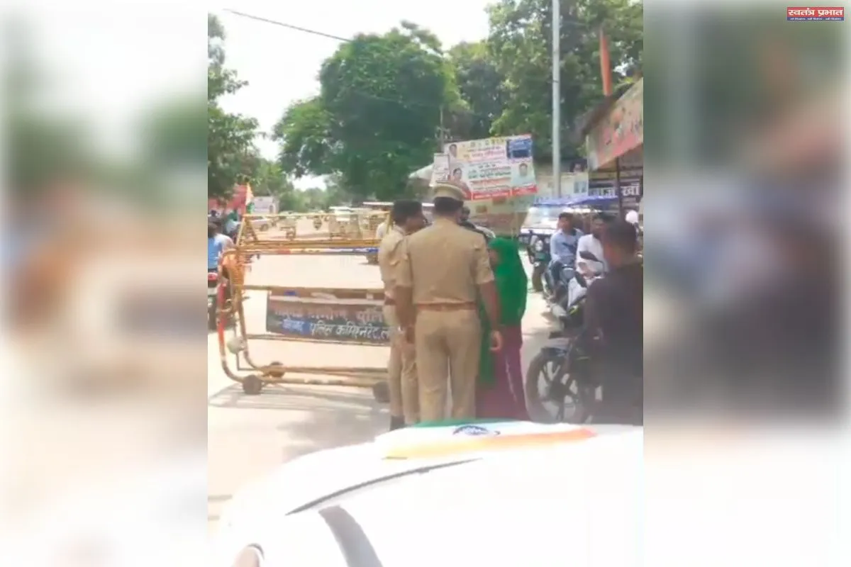 मलिहाबाद में दारोगा प्रकाश व सिपाही आशीष मलिक ने बैरिकेडिंग लगाकर रोकी तिरंगा यात्रा 