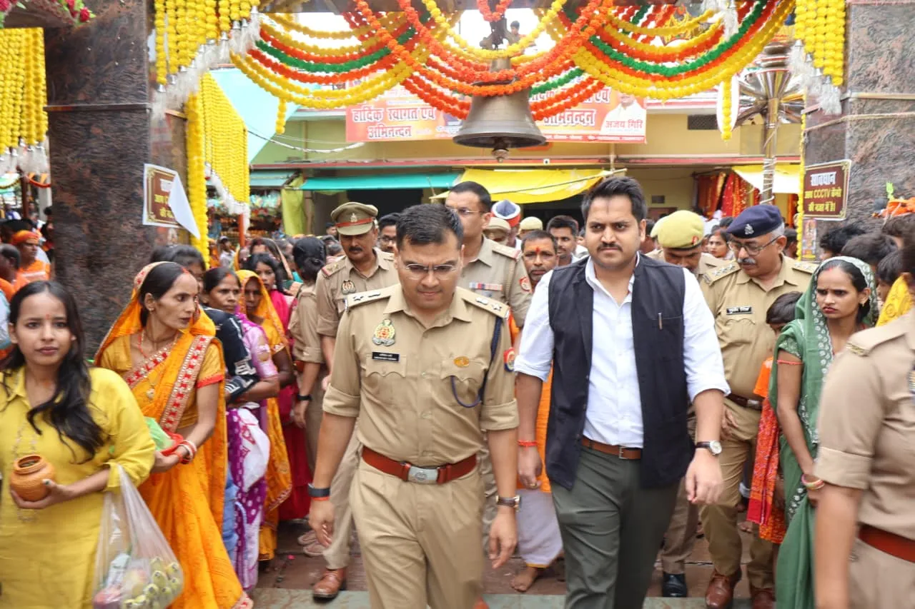 जिलाधिकारी एवं पुलिस अधीक्षक सोनभद्र ने शिवद्वार मंदिर एवं मंदिर मार्ग का किया निरीक्षण