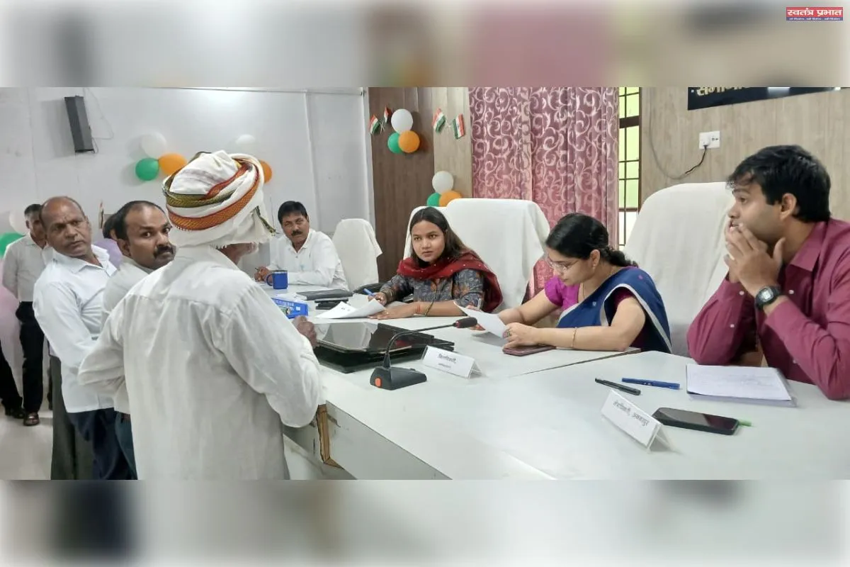 सम्पूर्ण समाधान दिवस में जिलाधिकारी ने सुनी फरियाद 