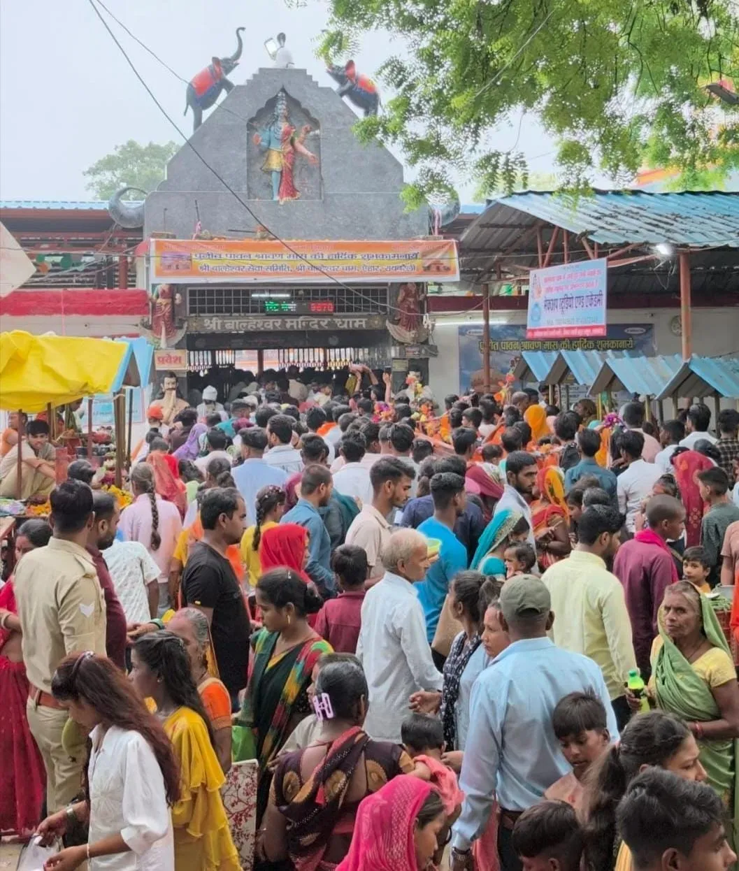 सावन के तीसरे सोमवार को बाल्हेश्वर मंदिर में कांवड़ियों पर हुई पुष्पवर्षा