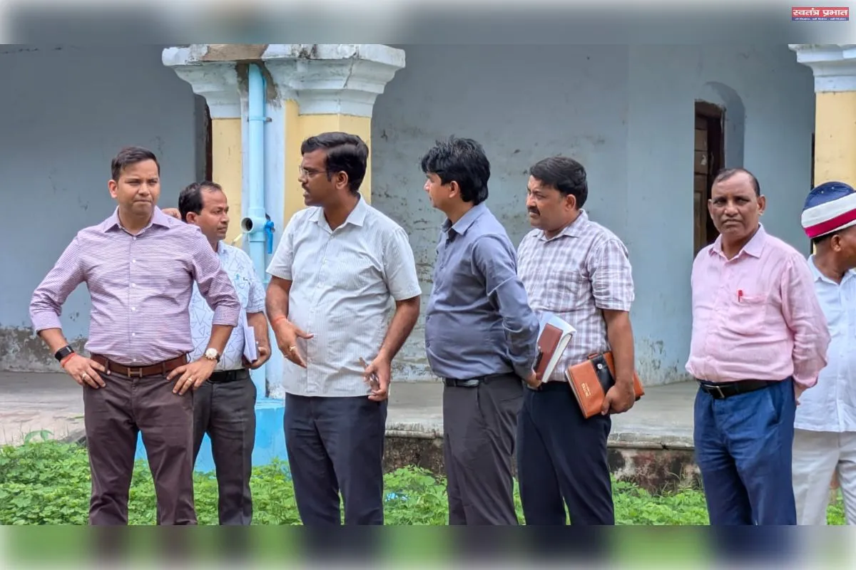 विद्यालय में साफ-सफाई व्यवस्था दुरुस्त करने एवं अनुपस्थित प्रधानाचार्य से स्पष्टीकरण तलब करने के निर्देश