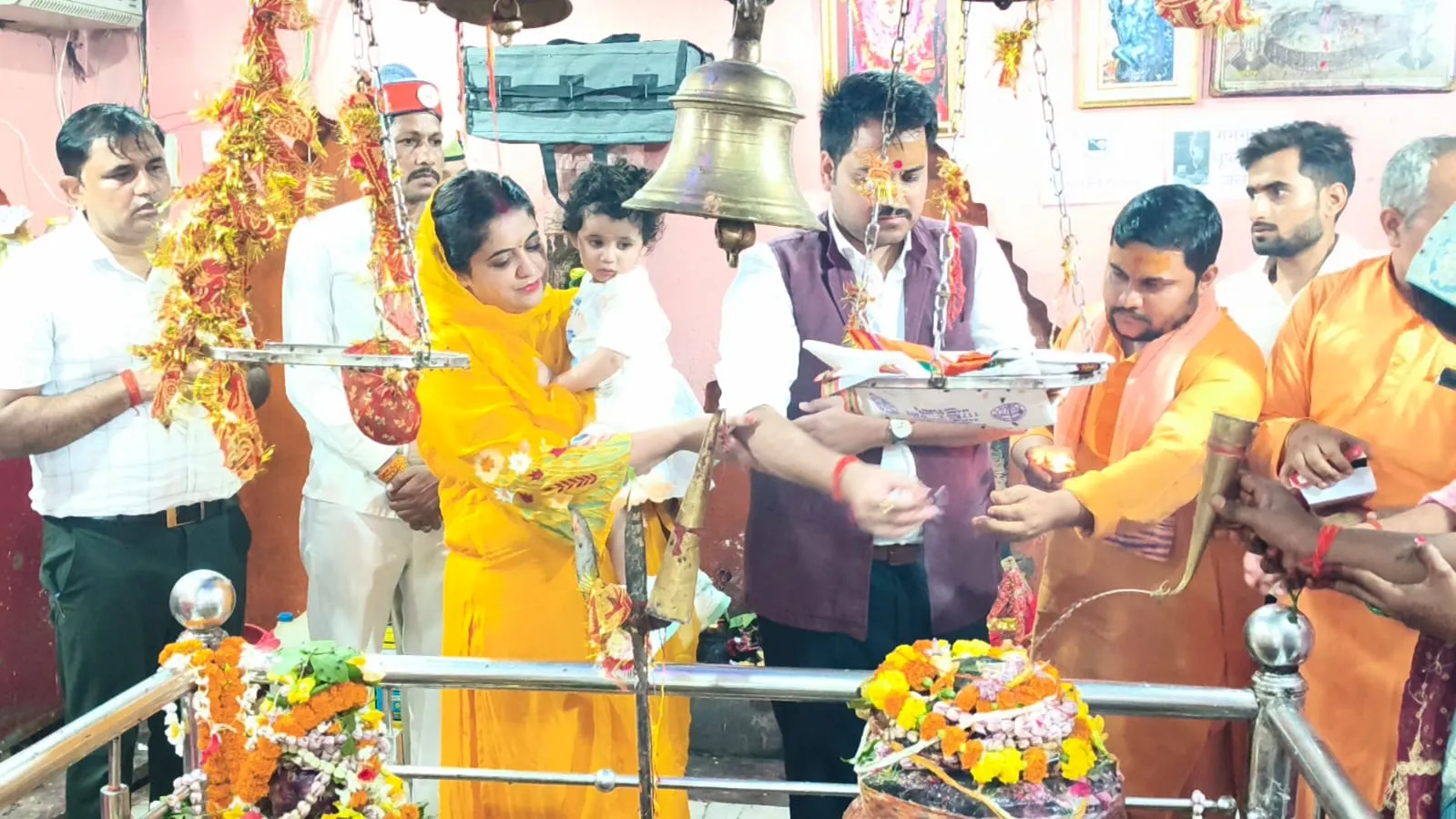 पंचमुखी महादेव मंदिर पहुंचकर जिलाधिकारी ने की पूजा-अर्चना