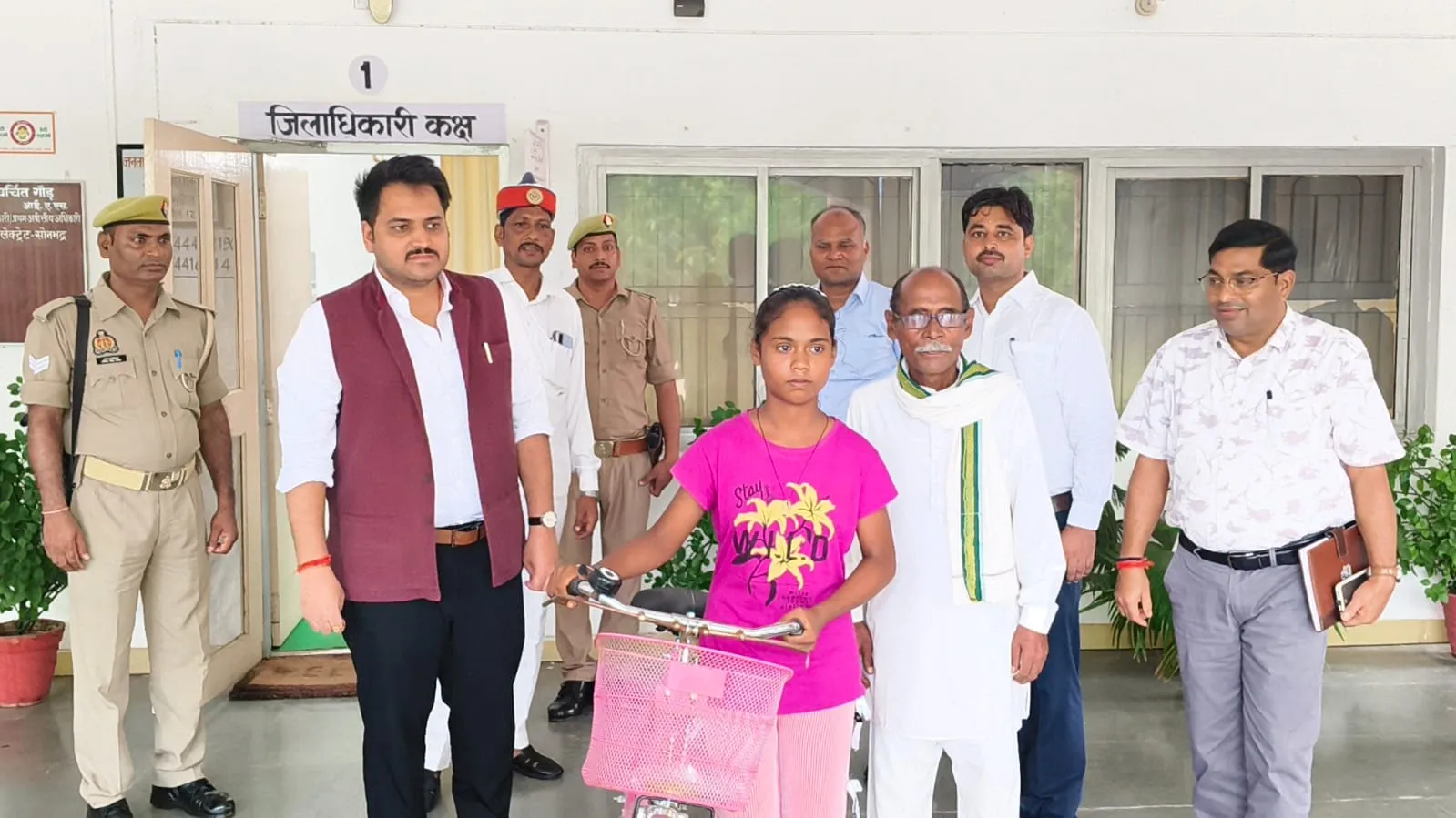 जनसुनवाई में छात्रा की समस्या पर जिलाधिकारी ने लिया त्वरित संज्ञान, उपलब्ध कराई साइकिल