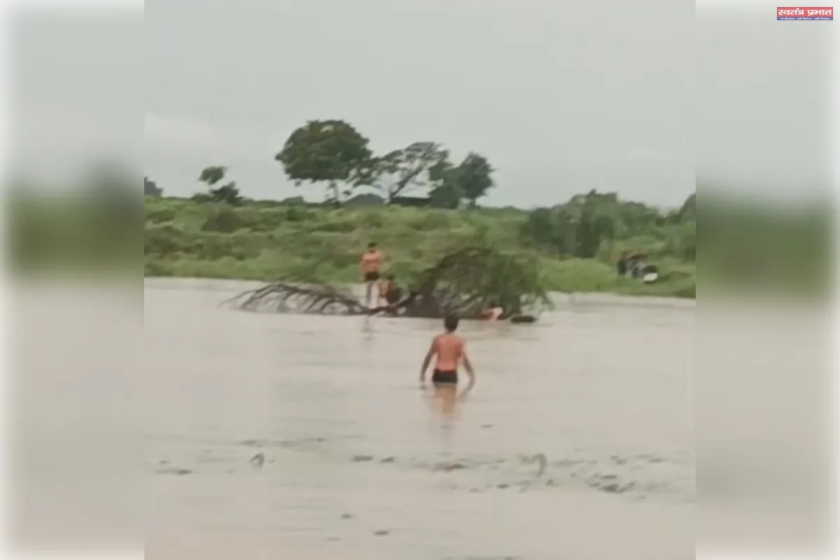 तालाब में डूब रहे दो किशोरों की बची जान