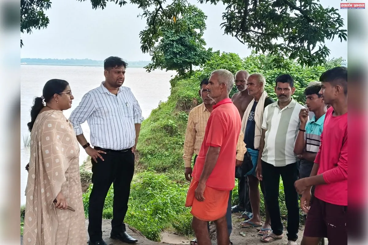 गंगा नदी के तटवर्ती क्षेत्रों एवं बाढ़ चौकियों का अधिकारियों ने किया निरीक्षण