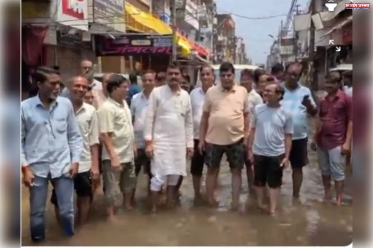 नैनी बाजार के व्यापारियों ने अपने ही सरकार के विरुद्धजोनल अधिकारी का किया घेराव।मेयर बने शो पीस।