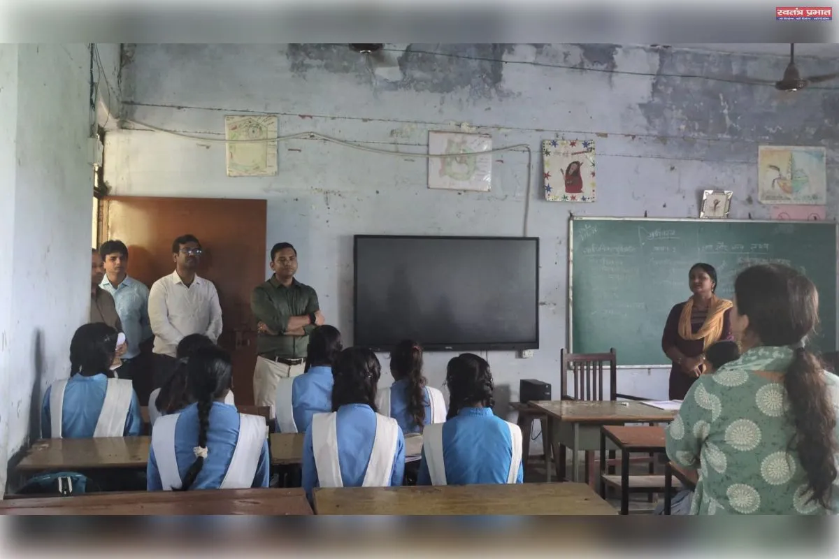 जिलाधिकारी भदोही द्वाराबच्चों से संवाद कर शिक्षा की गुणवत्ता एवं विद्यालयीय व्यवस्थाओं का लिया जायजा