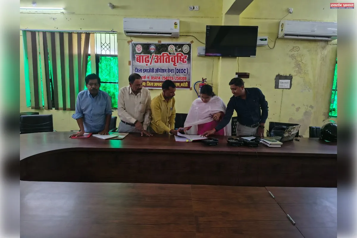 अपर जिलाधिकारी (वि०/रा०), भदोही द्वारा बाढ़ नियंत्रणकक्ष का औचक निरीक्षण