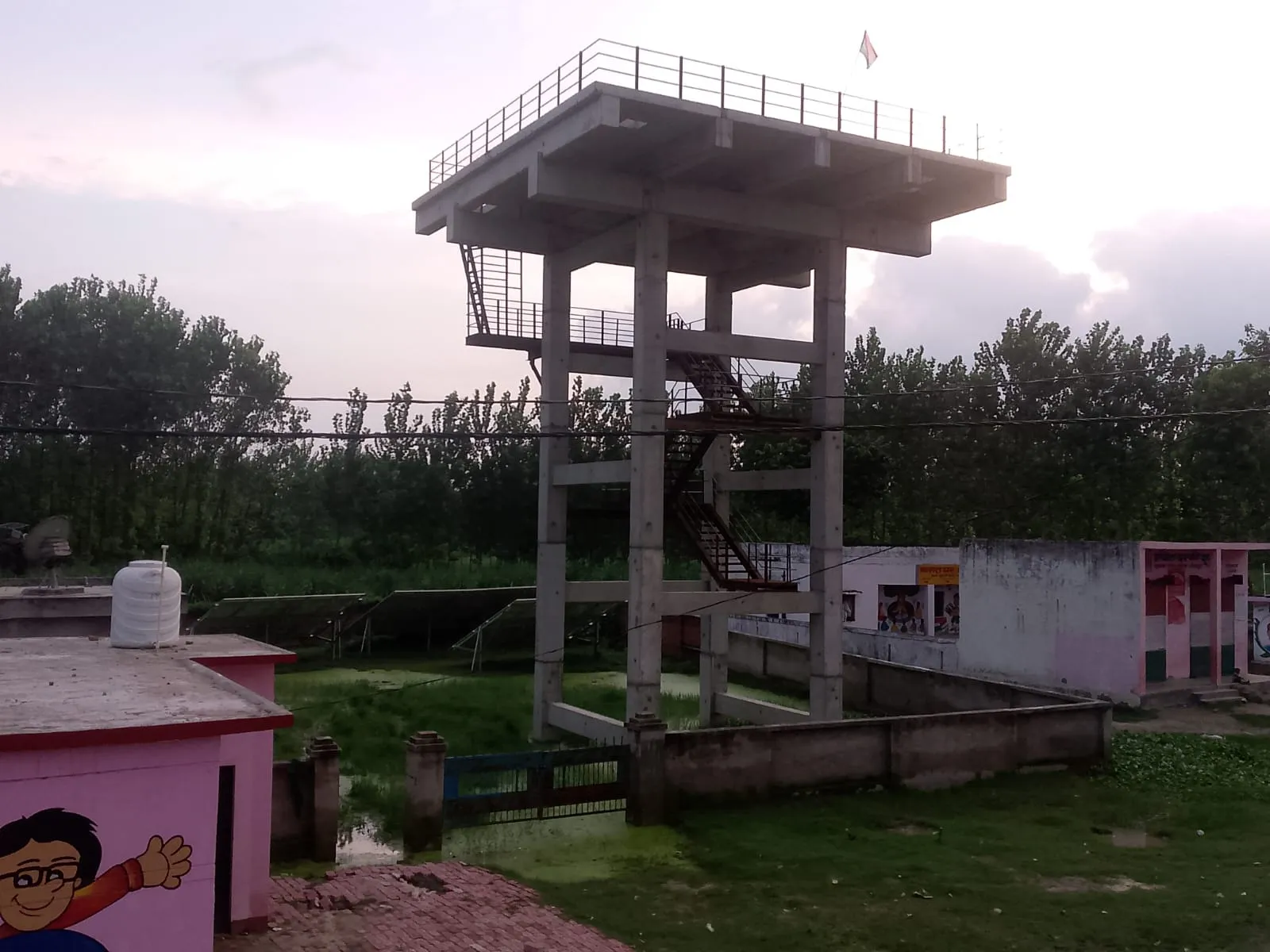 दो साल से खड़ा है अधूरा ढांचा, कब मिलेगा पानी? सुमरावा की पानी की टंकी बनी सफेद हाथी