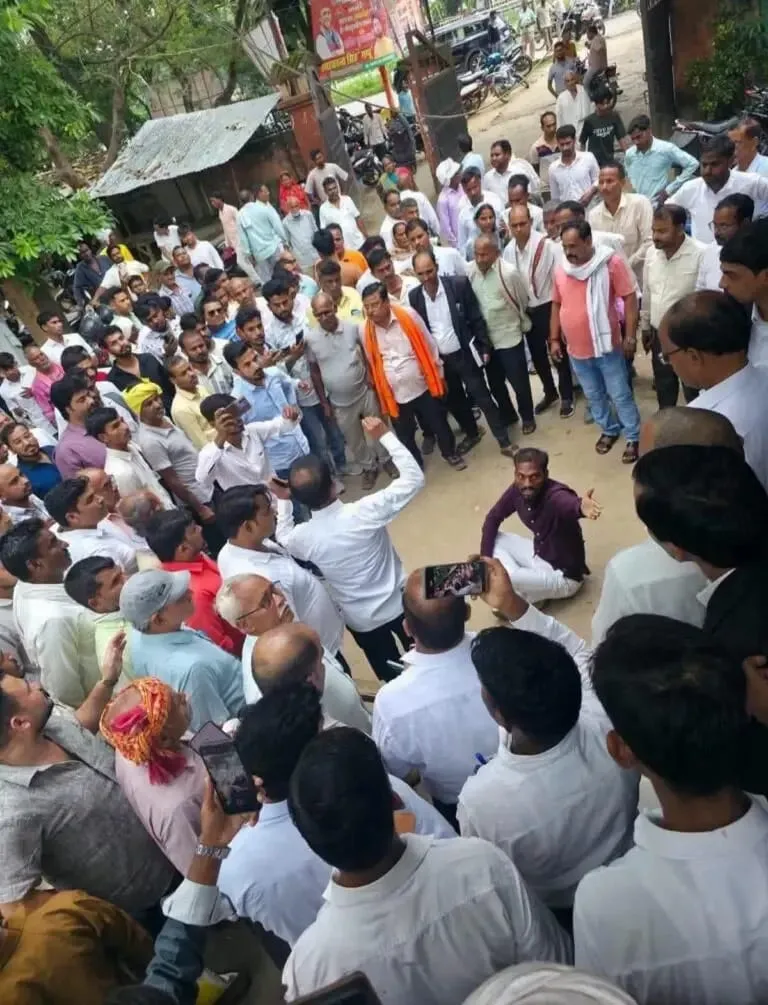 हरैया तहसील में एसडीएम कोर्ट में हाई-वोल्टेज हंगामा, यूट्यूबर पत्रकार पर बदसलूकी के आरोप; वीडियो वायरल