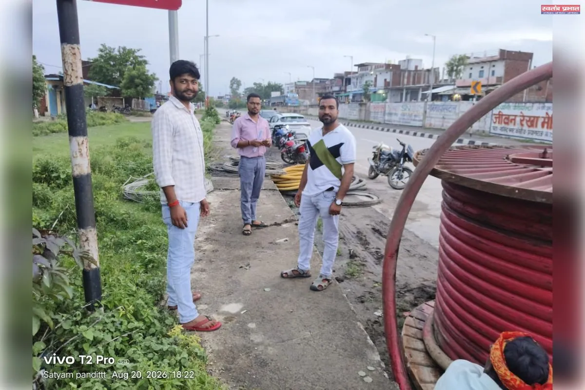 भारी बारिश के बीच बेलन बरौंधा पावरहाउस की बिजली व्यवस्था दुरुस्त करने में जुटे जेई और एसएसओ