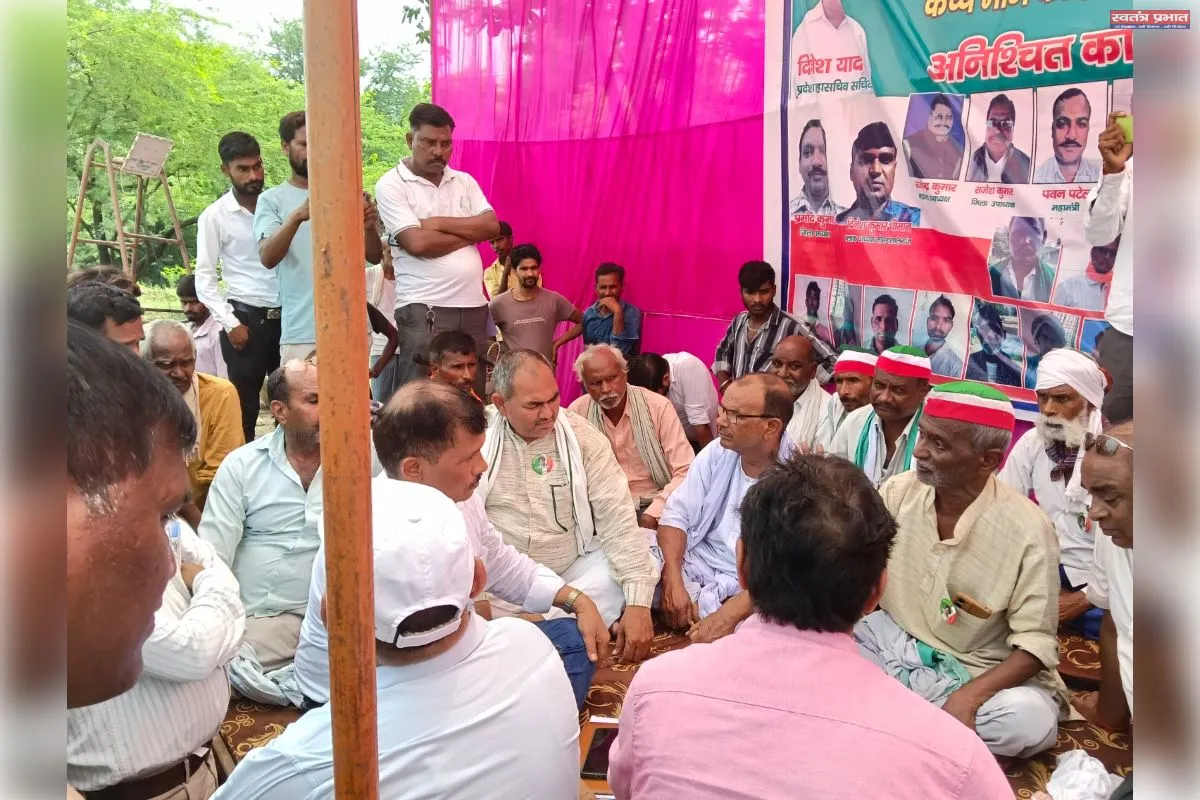 सड़क निर्माण की मांग पर किसानों का धरना तीसरे दिन भी जारी