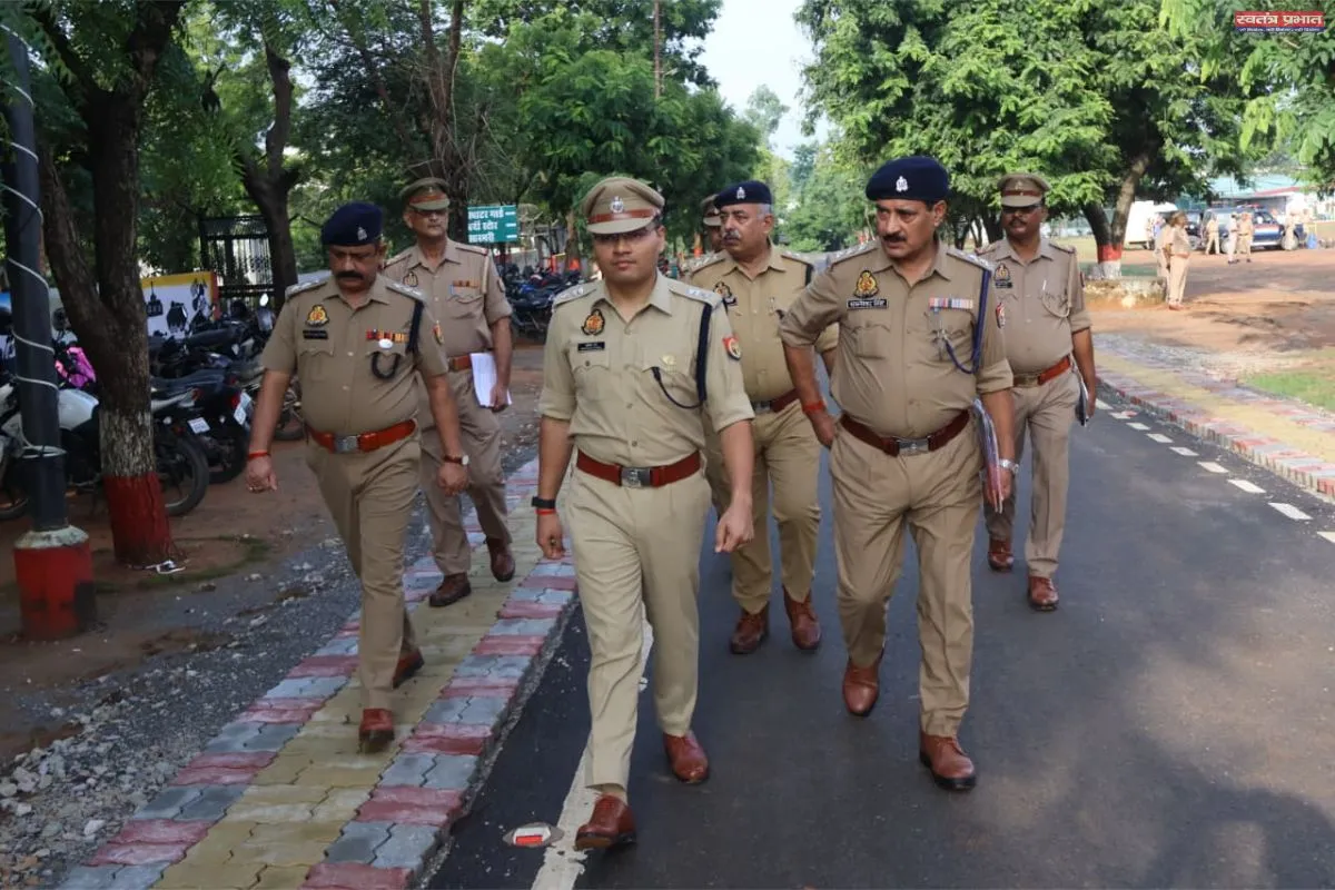 पुलिस अधीक्षक सोनभद्र ने लिया रिजर्व पुलिस लाइन  में  परेड की सलामी , किया निरीक्षण