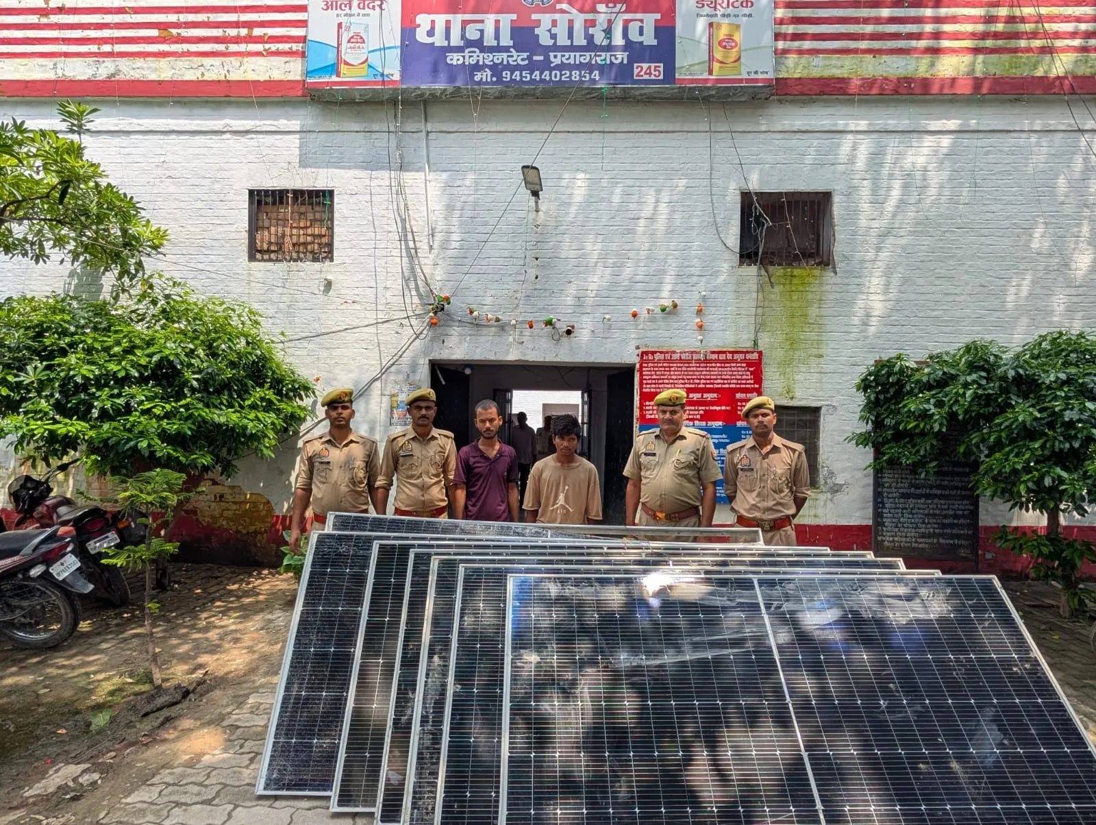 सोरांव पुलिस  द्वारा 02 वांछित अभियुक्त गिरफ्तार, कब्जे से चोरी के 07 पैनल (अनुमानित कीमत 2,50,000/- रूपये) व घटना में प्रयुक्त 01 पिकअप बरामद।
