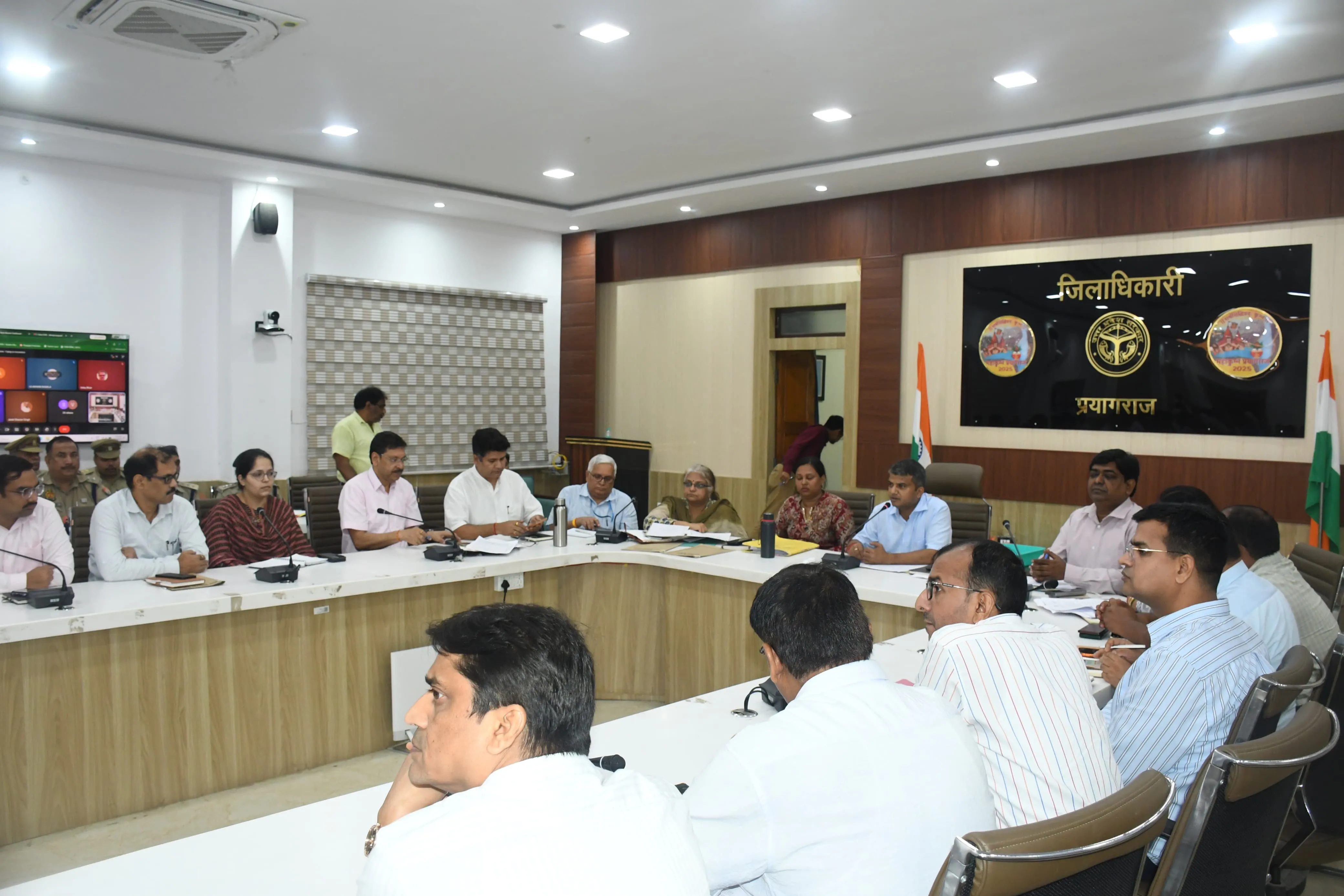 जिलाधिकारी ने बाढ़ के सम्बंध में बैठक करते हुए सभी सम्बंधित अधिकारियों को दिया दिशा-निर्देश।