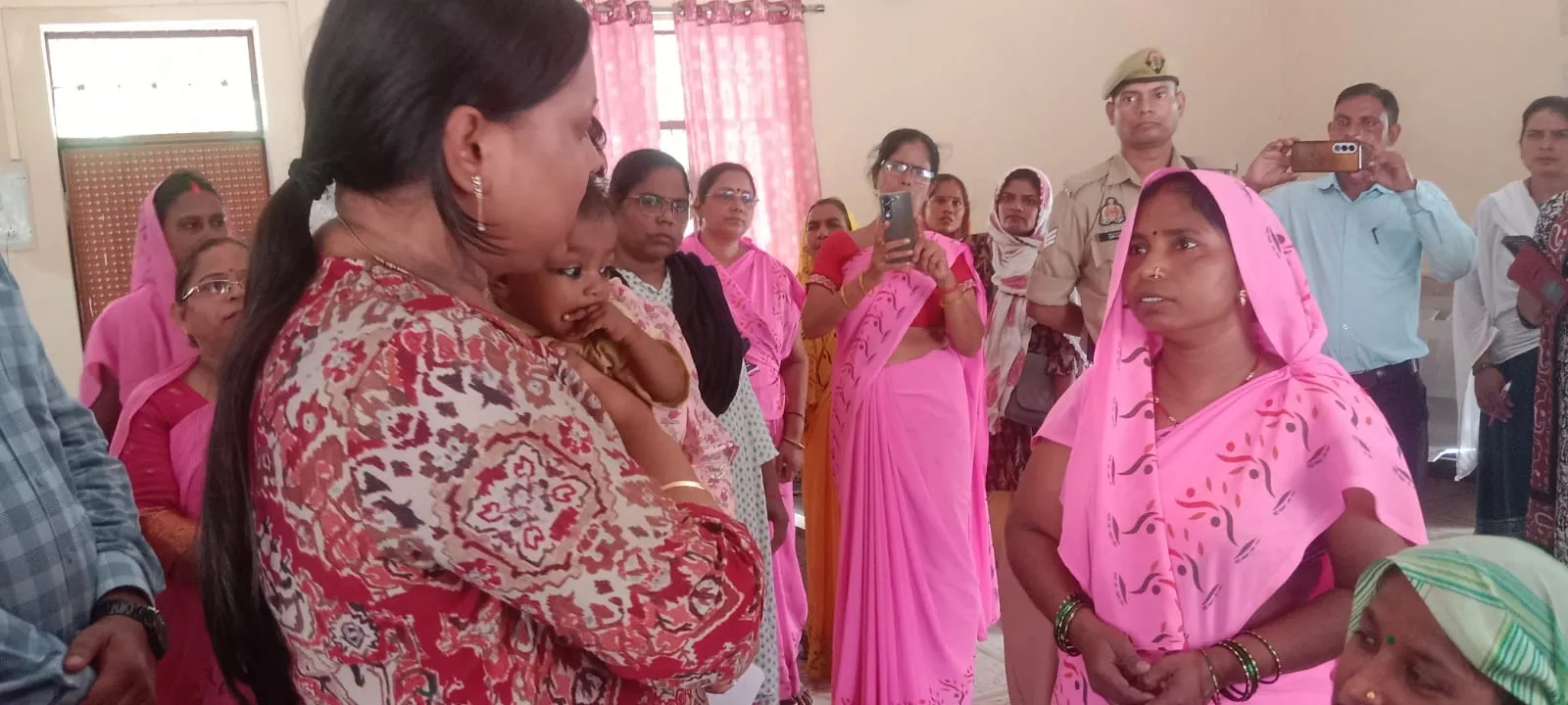 बाल विकास परियोजना होलागढ़ में SAM एवं MAM बच्चे एवं उनके अभिभावकों से पोषण के संबंध में सीडीओ ने की चर्चा।