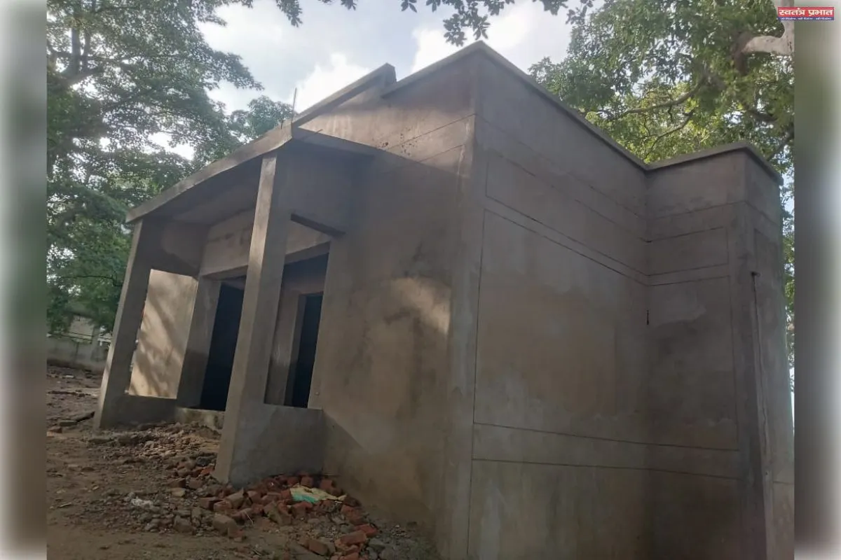 कोटारनाथ धाम में नदी किनारे बन रहे सार्वजनिक शौचालय पर उठे गंभीर सवाल, मानकों की अनदेखी का ग्रामीणों ने लगाया आरोप